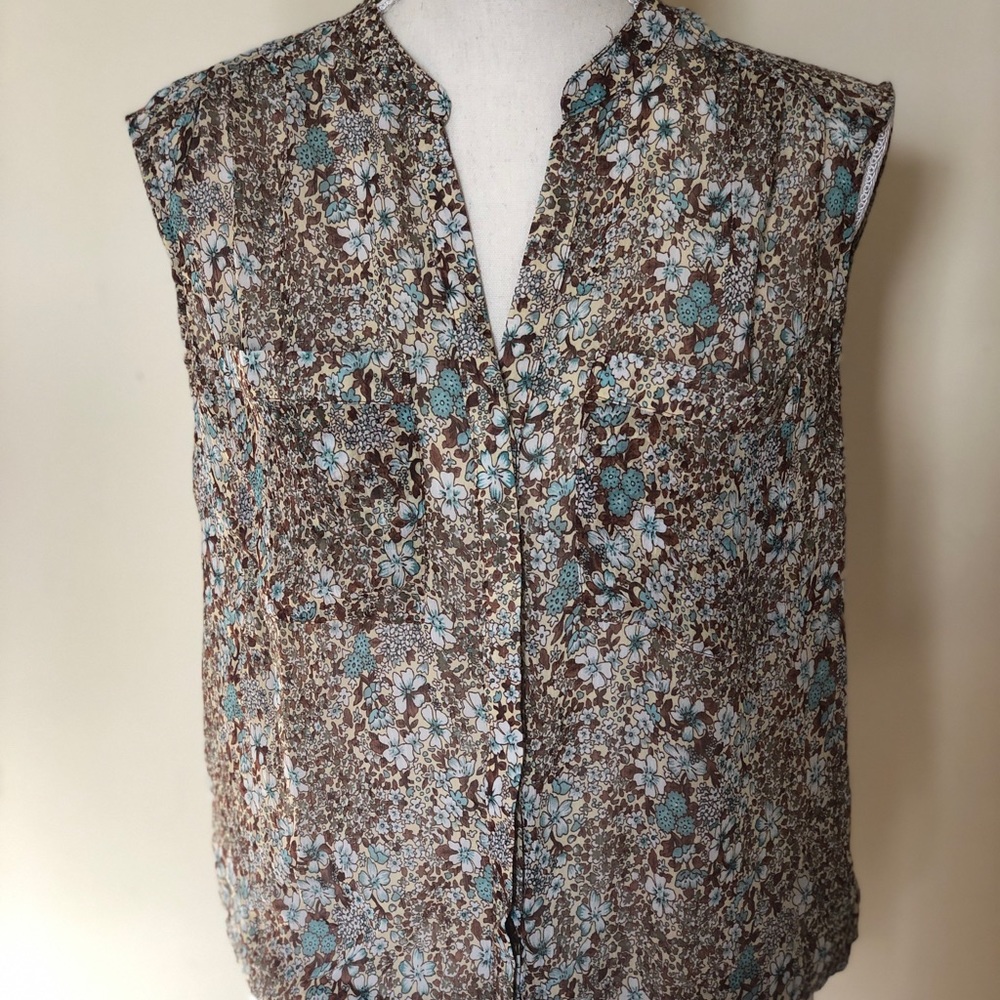 Beautiful sleeveless blouse 🌸🌸